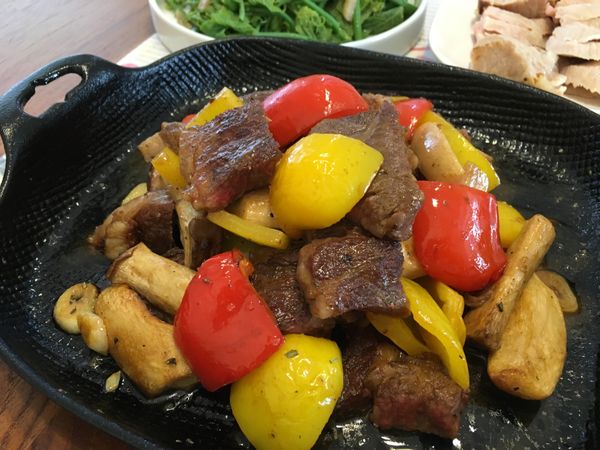 鐵板內爆香蒜片。將彩椒、杏包菇、牛肉放回鐵板上，稍微拌炒，海鹽與少許義式香料調味、勾少許薄芡，起鍋前淋上烏斯特醬提香後立即熄火(巴薩米克醋或是黑醋都可以)。
