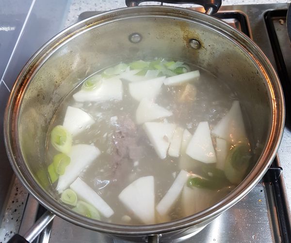 首先，先在鍋裡放入白蘿蔔及牛肉、蔥、蒜泥用芝麻油下去炒一下，之後再將高湯放進鍋後再一起下去熬30分鐘