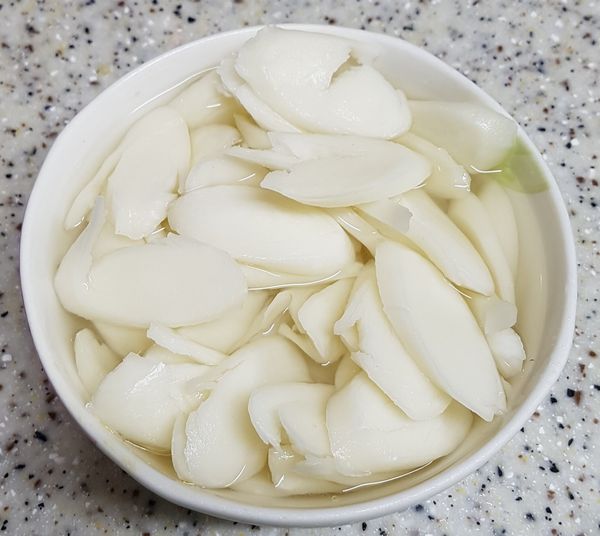 這時將年糕先泡在常溫水裡，泡水主要是去除年糕上面的油質之外，也方便等等在烹煮時比較快