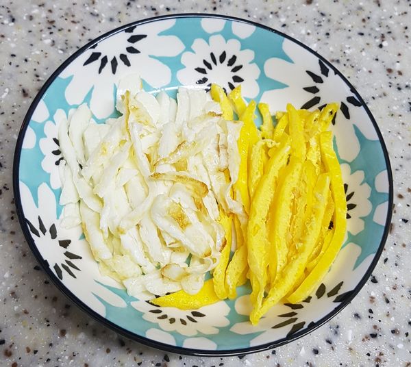 在等待熬煮的時間，我們可以先來煎個蛋，但是要注意蛋白要跟蛋黃要分開煎，煎好之後再將蛋白及蛋黃切絲，準備最後的時候要裝飾用