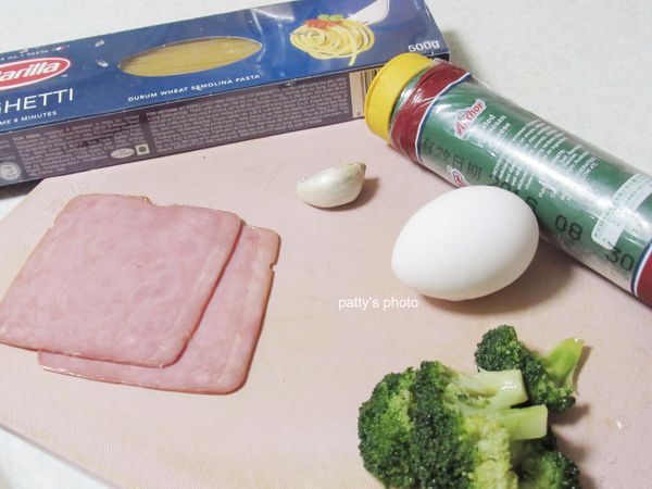 所有食材。火腿切小塊；花椰菜洗淨切小朵；蒜頭切末。