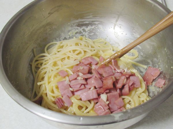 接著把炒好的火腿塊，倒進一起拌。試一下味道，若不夠鹹，可加點鹽，通常起司粉已經有鹹味了，我就不在額外加鹽，但會加點黑胡椒增香。