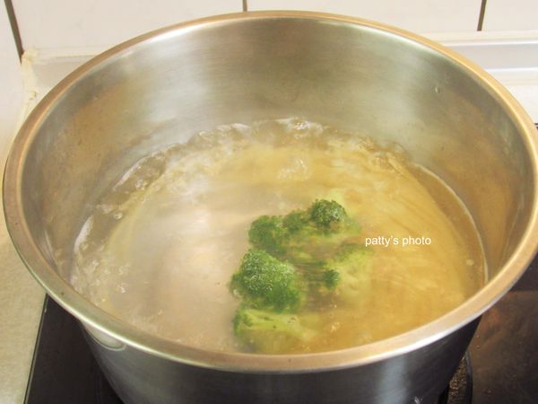 利用煮麵時，也將花椰菜放進一起汆燙熟後，撈起瀝乾。