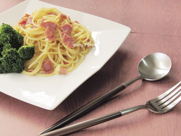 將麵裝盤，擺上花椰菜。上桌囉～