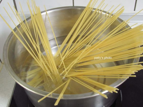 煮一鍋水，沸騰後加1小匙鹽，再放入義大利麵煮。烹煮時間可以參考外包裝上的建議，我煮7分鐘。