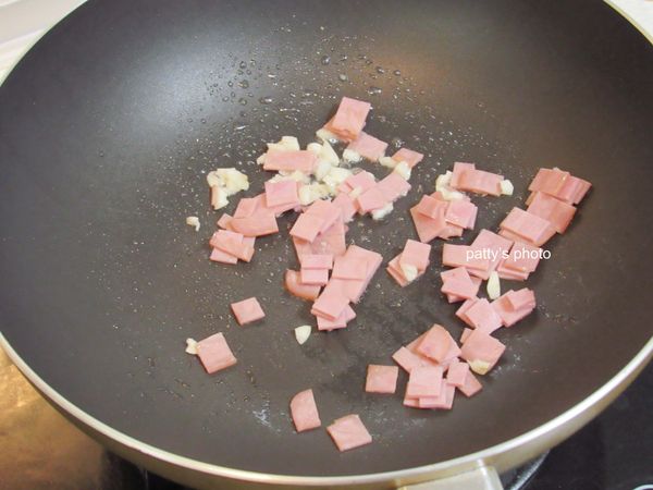熱油鍋，將火腿片和蒜末下鍋炒香、炒熟。