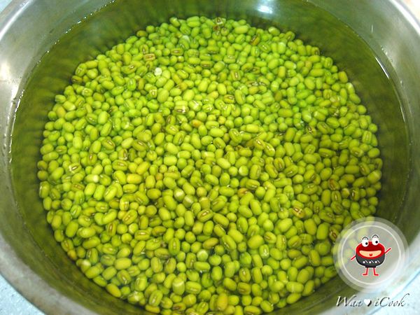 將綠豆洗淨，再浸泡豆子泡水6小時以上。讓豆子脹大後，將水倒掉稍加沖洗。