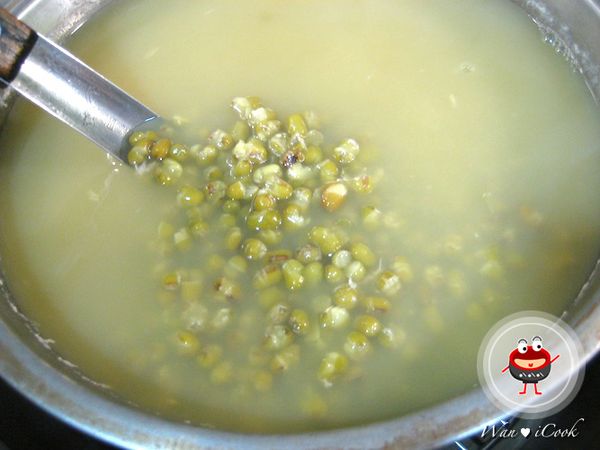 6小時後，將綠豆移到電鍋中，將水淹過綠豆。外鍋2杯水，讓綠豆悶熟後（開關跳起來），趁熱直接加入“紅砂糖”（赤砂糖）到綠豆湯內，並攪拌均勻。糖量隨喜好添加，再悶10~20分鐘。