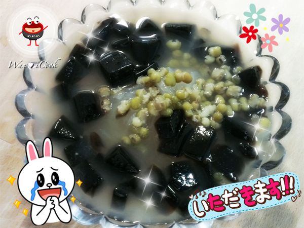 煮一大鍋綠豆湯吃到最後也膩了，可以再依喜好加料：涼粉條和仙草，成了終極綠豆湯！ Ｖ(○⌒∇⌒○) ﾙﾝﾙﾝ