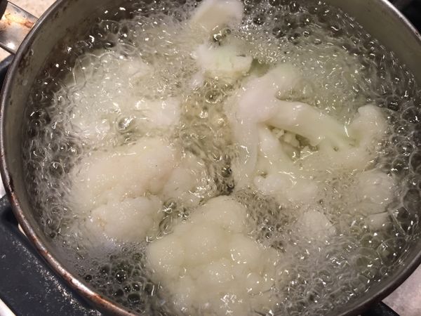 白花椰菜切丁，放入沸水煮15分鐘後瀝乾備用