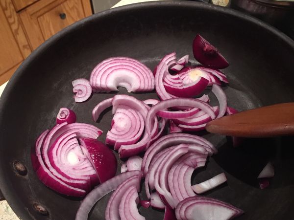 洋蔥切絲，炒熟備用