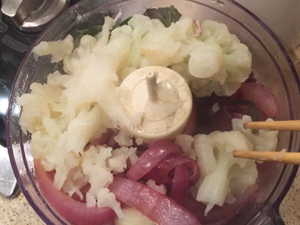 白花椰菜、洋蔥、羅勒放到攪拌機，下點黑胡椒粉和海鹽攪拌成泥。留下幾片羅勒作裝飾用