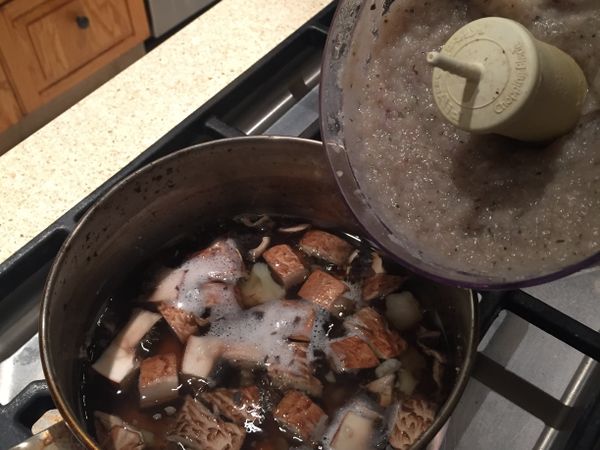 然後放入有蘑菇的鍋中煮沸攪拌均勻後即完成～