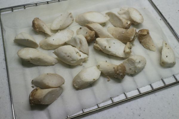 烤箱先預熱5分鐘, 上下火230度c烤20分鐘(10分鐘時可以幫杏鮑菇翻面)