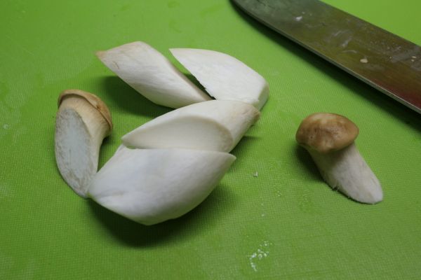 杏鮑菇洗淨後用刀子切斜刀塊