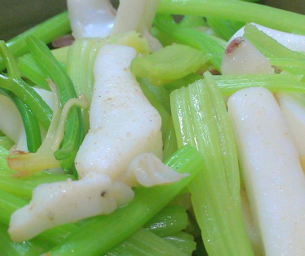 好吃又健康的芹菜炒花枝起鍋囉