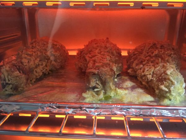 烤箱預熱200度
放入雞腿約40分完成
（需要不定時翻動一下，避免外皮沾黏）