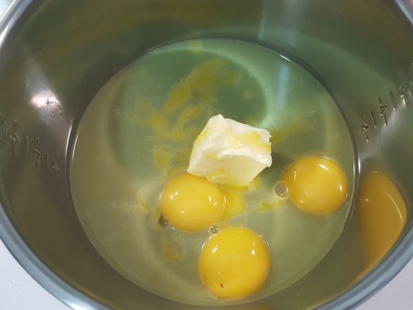 蛋白蛋黃分開，先將蛋黃 奶油  溫紅茶or抹茶水拌勻，奶油先融化比較好拌