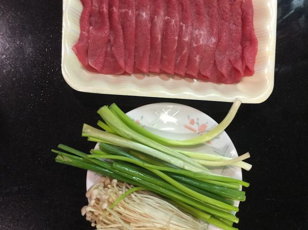 蔥切半、金針菇洗淨，備用。