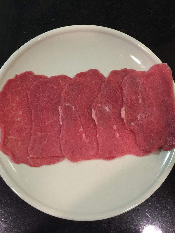 取一大平盤或沾板，將牛肉一片片疊開。