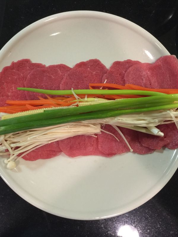 把蔬菜鋪在牛肉片上面，像捲壽司般的捲起來。
（如果怕會開，可適量再接開口處抹一點太白粉）