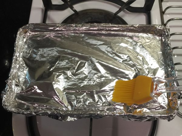 烤盤上均勻的刷上油。