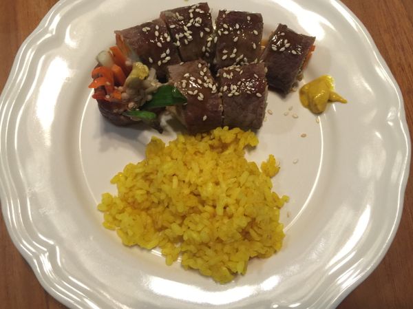 取出肉捲，切段、擺盤。
旁邊左一點黃芥末也很搭喔。