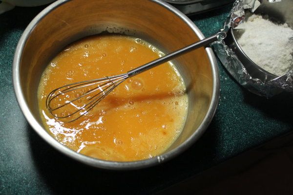 將蛋、糖、蜂蜜打勻。