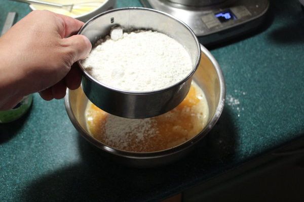 篩入麵粉和泡打粉。