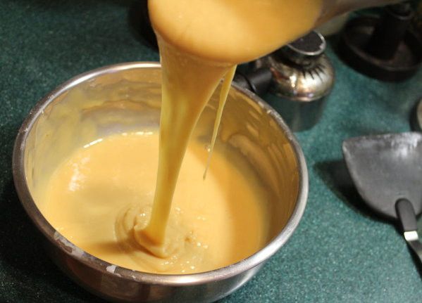 拌勻後，覆上保鮮膜，放冰箱冷藏15-30分鐘。讓麵糊醒一下，會變的更為細緻。
冷藏後取出冰箱，試一下稠度，如果覺得太稠，可以加少許牛奶或水調整一下。