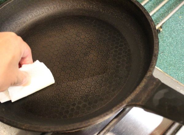 平底鍋燒熱後，用紙巾抹上薄薄一層油。