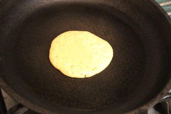 用杓子倒入適當的麵糊，中小火，煎至麵糊佈滿小泡。（大約1分20-30秒）