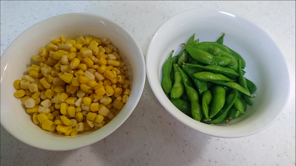 想吃青菜有很簡單的方法，就是罐裝玉米粒和冷凍鹽水煮的毛豆