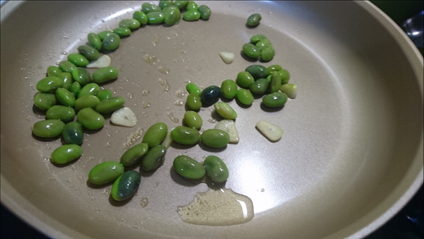 先大蒜炒，再放毛豆仁炒