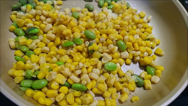 炒香香之後再放下玉米粒，加鹽巴調味，三分鐘可以上桌，超級簡單。