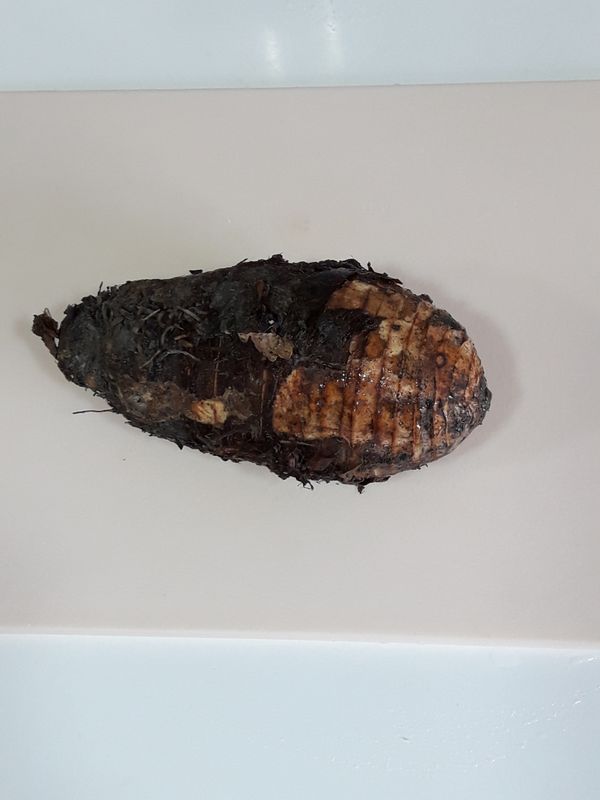 芋頭洗淨削皮切小塊，電鍋外鍋放400cc的水下去蒸熟