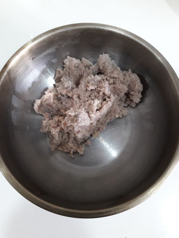 將蒸熟的芋頭壓碎