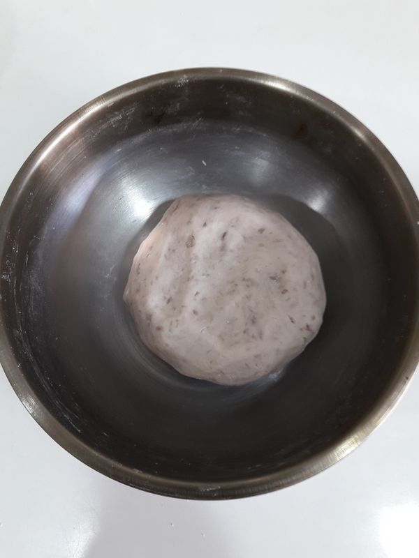 加入樹薯粉混合，若太乾加少許開水，以不黏手為原則