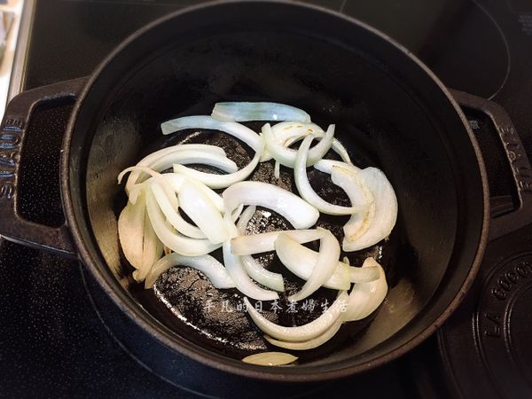 用油燒熱鍋, 放入洋蔥炒至香