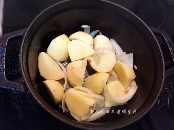 再放入馬鈴薯炒一會