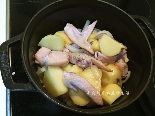 然後將雞翅(雞翼)放入炒一會, 放入清水用中大火沸騰後, 將泡泡撈起, 再用中小火將食材煮至全熟 , 大約20分鐘