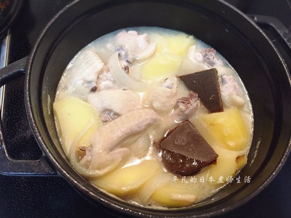 關火後, 放入日本咖哩磚, 完全拌溶為止