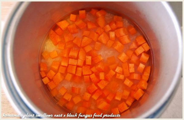 紅蘿蔔洗淨去皮後，分切成丁狀，與白米一同放入電鍋中蒸煮至熟。