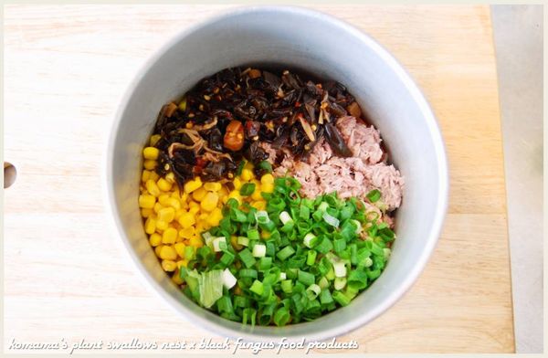 黑木耳菇菇醬自玻璃罐中夾出後，用菜刀剁碎，與切成蔥花的青蔥，一同放入鍋中。