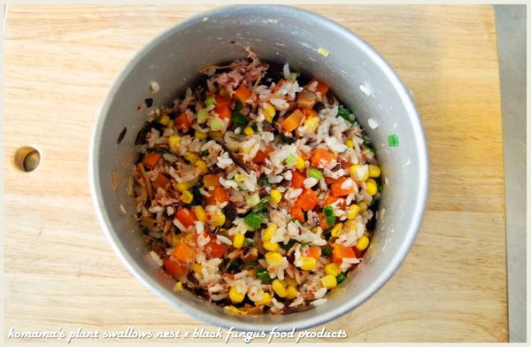 最後只要拌一拌，一道少油的美味料理，立馬就能盛碗上桌。