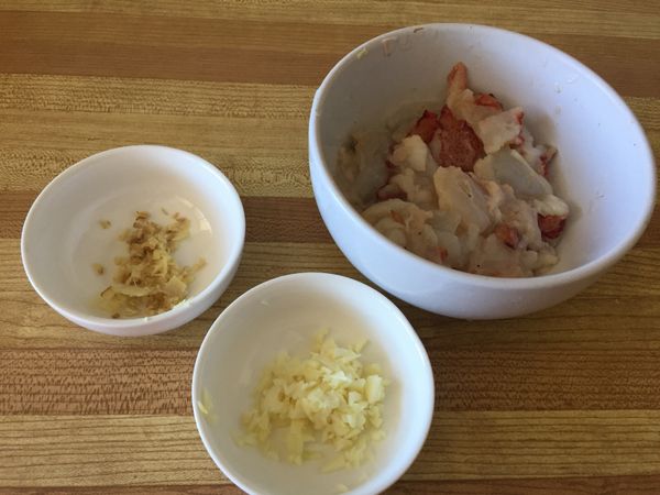 龍蝦：去殼取出，切成喜好的大小，抓些太白粉
薑、蒜 ：切末
蔥花 ：備用