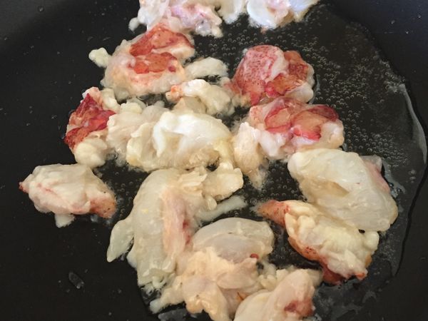 起油鍋（油可以多一些）
龍蝦放入煎至半熟