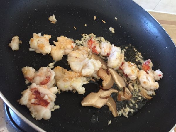 放入薑蒜拌炒出香氣，之後放入香菇