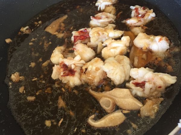 加入醬油、蠔油、糖、鹽
再加一碗水