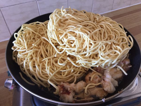 放入意麵蓋上鍋蓋悶一下下（意麵拌軟即可打開鍋蓋翻炒）